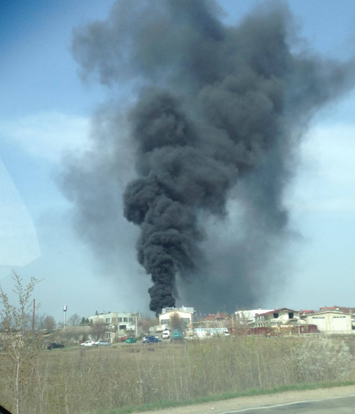 INCENDIU în apropiere de Capitală! O coloană de fum negru şi dens se vede din depărtare (FOTO/VIDEO)