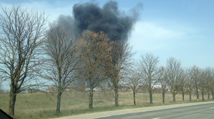 INCENDIU în apropiere de Capitală! O coloană de fum negru şi dens se vede din depărtare (FOTO/VIDEO)