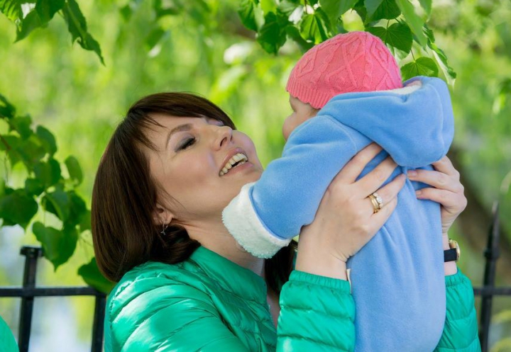 "Fericirea există". Nina Ștanski și Evgheni Șevciuk, la plimbare cu fiica lor, Sofia (FOTO)