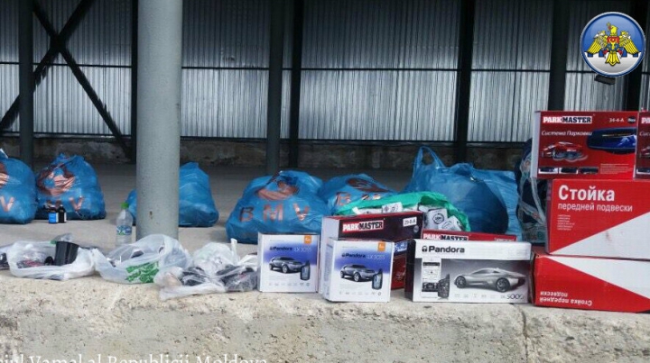 I-au arestat autocarul. Vameşii l-au prins cu aceste produse de contrabandă (FOTO/VIDEO)