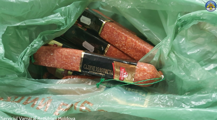 Urmau să ajungă în magazinele din Chişinău! Produse alimentare de contrabandă, CONFISCATE