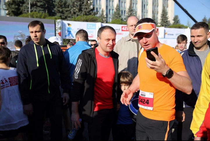 Maratonul Internaţional: La competiţie a participat şi Andrian Candu cu fiul (GALERIE FOTO)