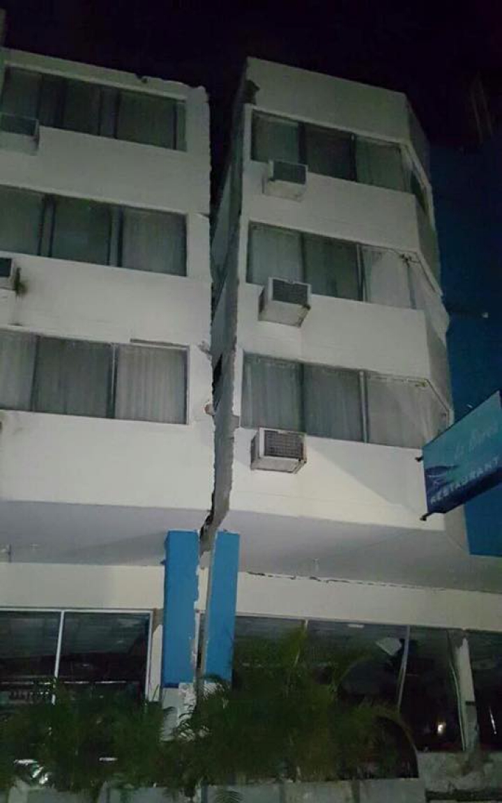 IMAGINI DRAMATICE. Ecuadorul, după CUTREMURUL DEVASTATOR care a ucis peste 200 de oameni (FOTOREPORT)