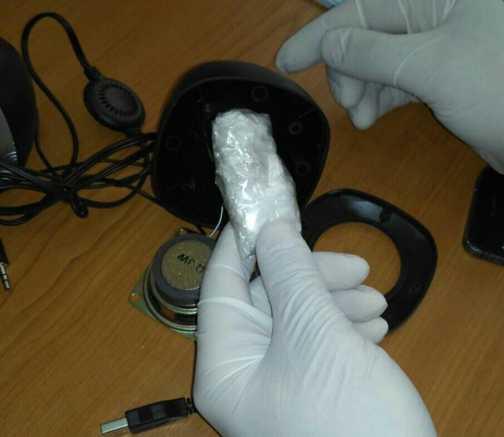 Droguri găsite la poştă. Cine a transmis coletul şi unde a ascuns narcoticele (FOTO/VIDEO)