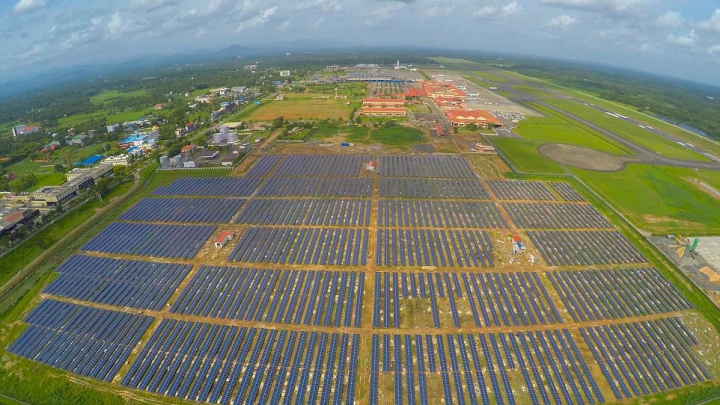 Unde se află primul aeroport care utilizează EXCLUSIV energie solară