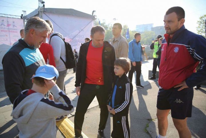 Maratonul Internaţional: La competiţie a participat şi Andrian Candu cu fiul (GALERIE FOTO)