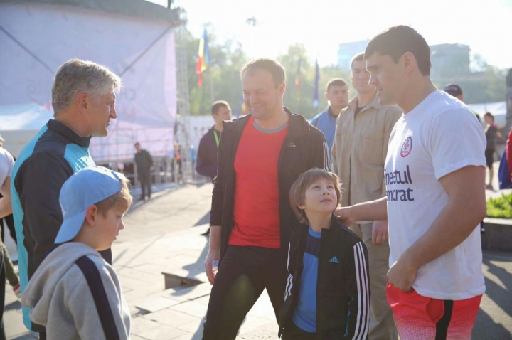 Maratonul Internaţional: La competiţie a participat şi Andrian Candu cu fiul (GALERIE FOTO)