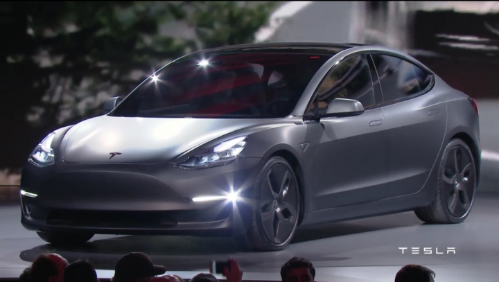 PREMIERĂ OFICIALĂ! Tesla arată noul Model 3. SPECIFICAŢII şi PRECOMENZI