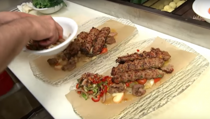 Nu o să-ți vină să crezi ce ingrediente conţine cel mai scump kebab din lume (VIDEO)