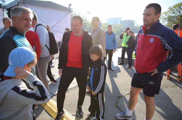 Maratonul Internaţional: La competiţie a participat şi Andrian Candu cu fiul (GALERIE FOTO)