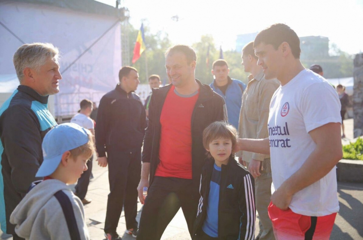 Maratonul Internaţional: La competiţie a participat şi Andrian Candu cu fiul (GALERIE FOTO)