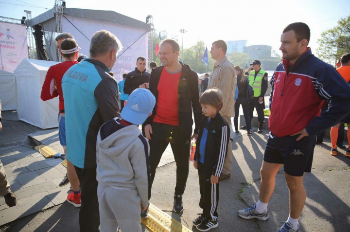 Maratonul Internaţional: La competiţie a participat şi Andrian Candu cu fiul (GALERIE FOTO)