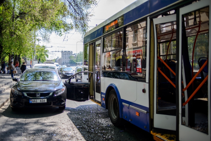 A rămas fără portieră la propriu! PEDEAPSA primită de un şofer care a parcat NEREGULAMENTAR (FOTO)