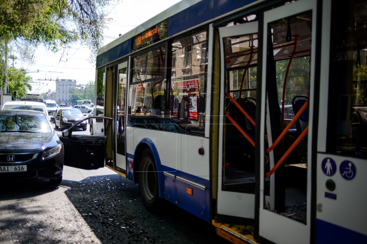 A rămas fără portieră la propriu! PEDEAPSA primită de un şofer care a parcat NEREGULAMENTAR (FOTO)