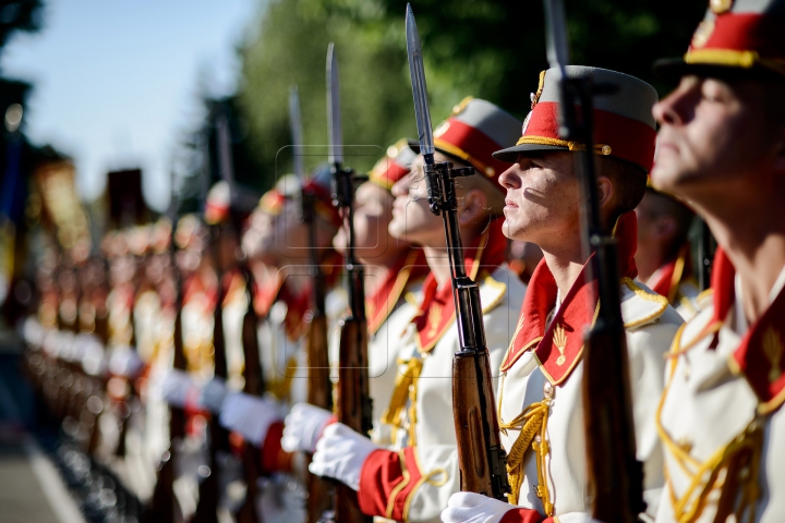 Moldova sărbătoreşte Drapelul de Stat! La Ministerul Apărării a fost organizată o ceremonie dedicată Tricolorului