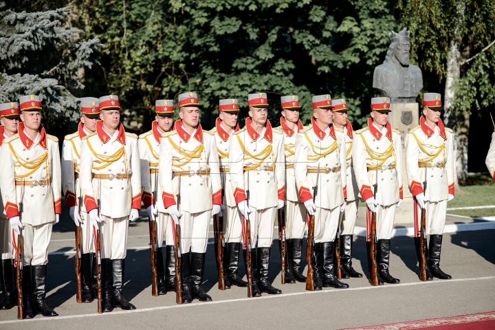 Moldova sărbătoreşte Drapelul de Stat! La Ministerul Apărării a fost organizată o ceremonie dedicată Tricolorului