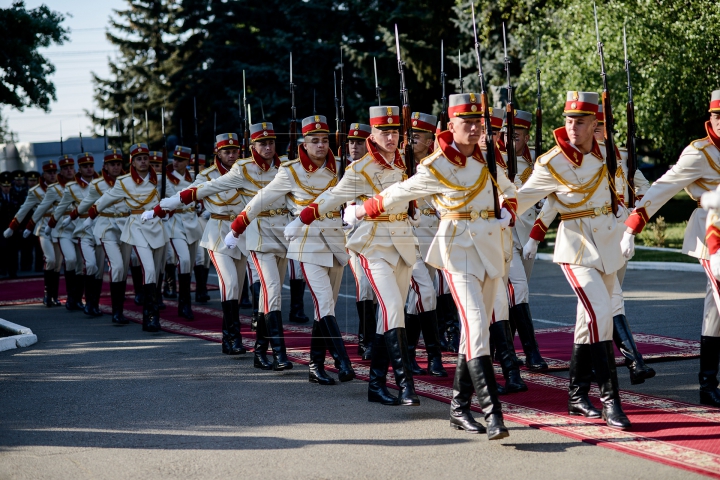 Moldova sărbătoreşte Drapelul de Stat! La Ministerul Apărării a fost organizată o ceremonie dedicată Tricolorului