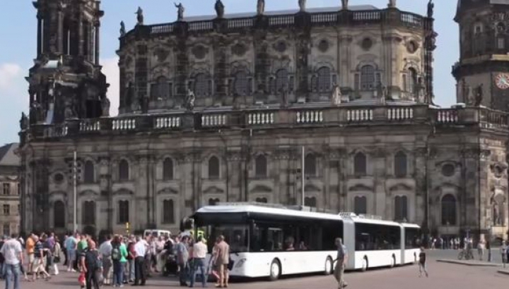 Are peste 30 de metri! Cum arată cel mai lung autobuz din lume (VIDEO)