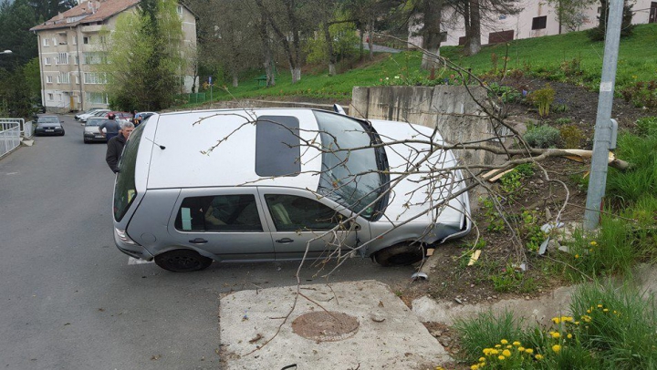 Accident spectaculos la Braşov! A uitat să tragă frâna şi iată ce boacănă a făcut! (FOTO)