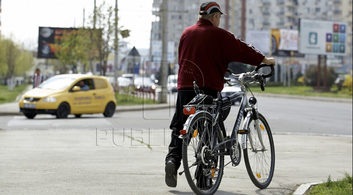 A furat o bicicletă "în glumă", iar acum stă după gratii (VIDEO)