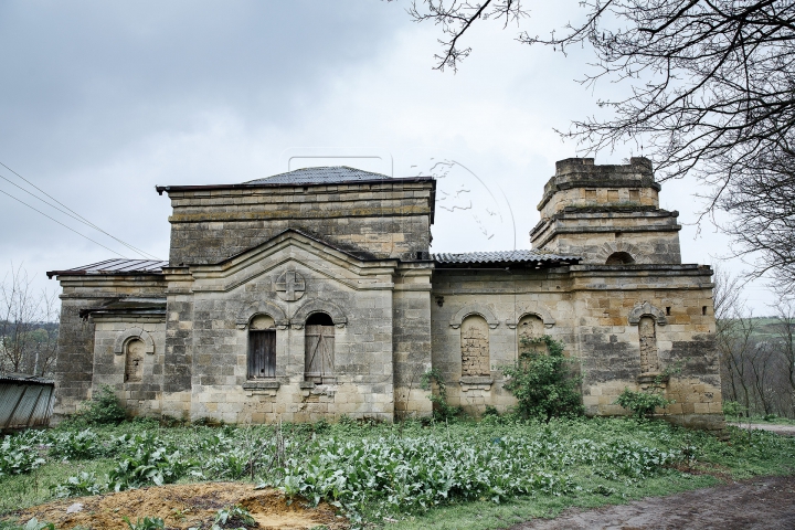 IMAGINI APOCALIPTICE. Biserica-monument din Moldova unde nu a răsunat nicio rugăciune (FOTOREPORT)