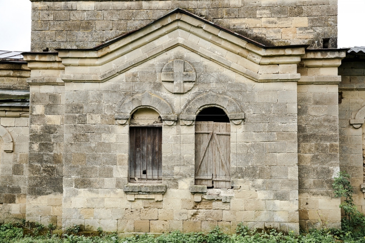 IMAGINI APOCALIPTICE. Biserica-monument din Moldova unde nu a răsunat nicio rugăciune (FOTOREPORT)