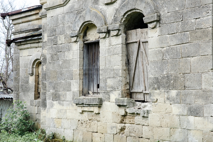 IMAGINI APOCALIPTICE. Biserica-monument din Moldova unde nu a răsunat nicio rugăciune (FOTOREPORT)