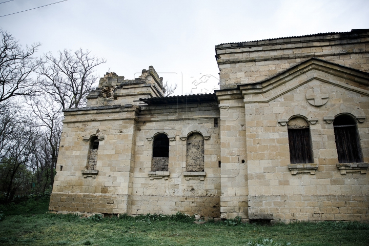 IMAGINI APOCALIPTICE. Biserica-monument din Moldova unde nu a răsunat nicio rugăciune (FOTOREPORT)