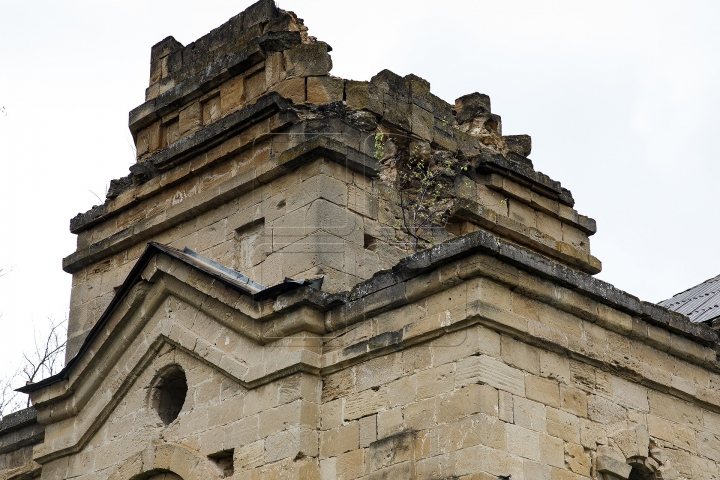 IMAGINI APOCALIPTICE. Biserica-monument din Moldova unde nu a răsunat nicio rugăciune (FOTOREPORT)