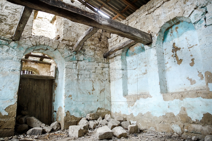 IMAGINI APOCALIPTICE. Biserica-monument din Moldova unde nu a răsunat nicio rugăciune (FOTOREPORT)