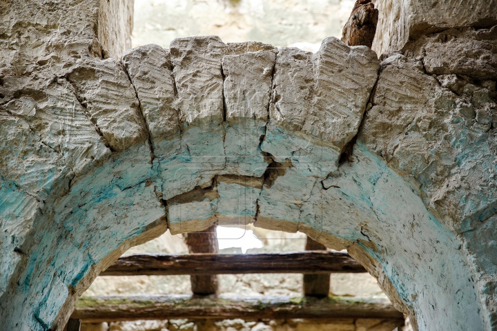 IMAGINI APOCALIPTICE. Biserica-monument din Moldova unde nu a răsunat nicio rugăciune (FOTOREPORT)