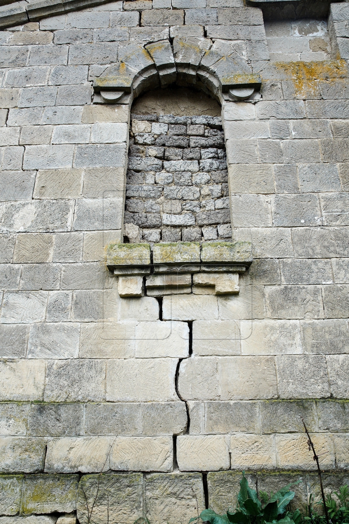 IMAGINI APOCALIPTICE. Biserica-monument din Moldova unde nu a răsunat nicio rugăciune (FOTOREPORT)