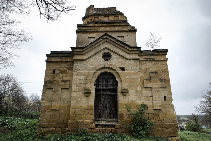 IMAGINI APOCALIPTICE. Biserica-monument din Moldova unde nu a răsunat nicio rugăciune (FOTOREPORT)