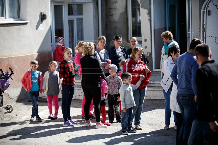 Campania "Renaște Moldova": Zeci de copii din Hâncești au fost examinați gratuit de medicii pediatri (FOTOREPORT)