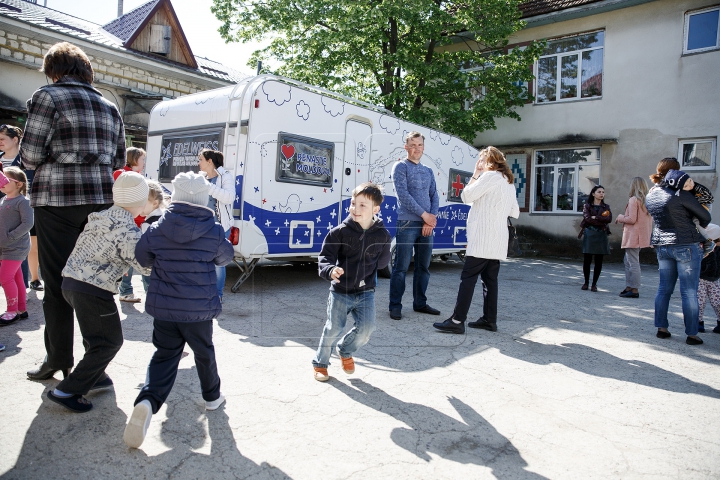 Campania "Renaște Moldova": Zeci de copii din Hâncești au fost examinați gratuit de medicii pediatri (FOTOREPORT)