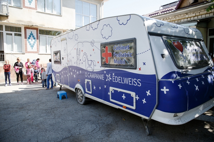 Campania "Renaște Moldova": Zeci de copii din Hâncești au fost examinați gratuit de medicii pediatri (FOTOREPORT)