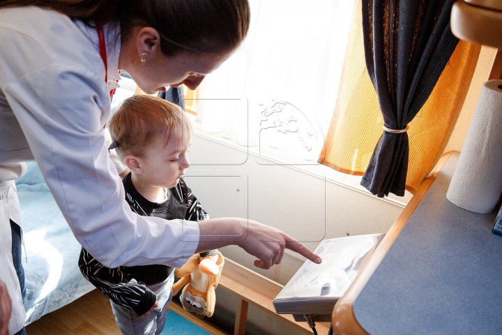 Campania "Renaște Moldova": Zeci de copii din Hâncești au fost examinați gratuit de medicii pediatri (FOTOREPORT)