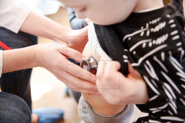 Campania "Renaște Moldova": Zeci de copii din Hâncești au fost examinați gratuit de medicii pediatri (FOTOREPORT)