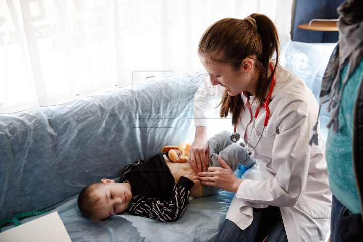 Campania "Renaște Moldova": Zeci de copii din Hâncești au fost examinați gratuit de medicii pediatri (FOTOREPORT)