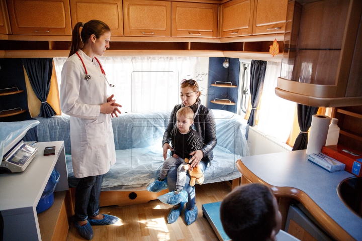 Campania "Renaște Moldova": Zeci de copii din Hâncești au fost examinați gratuit de medicii pediatri (FOTOREPORT)