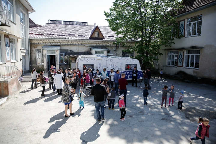 Campania "Renaște Moldova": Zeci de copii din Hâncești au fost examinați gratuit de medicii pediatri (FOTOREPORT)
