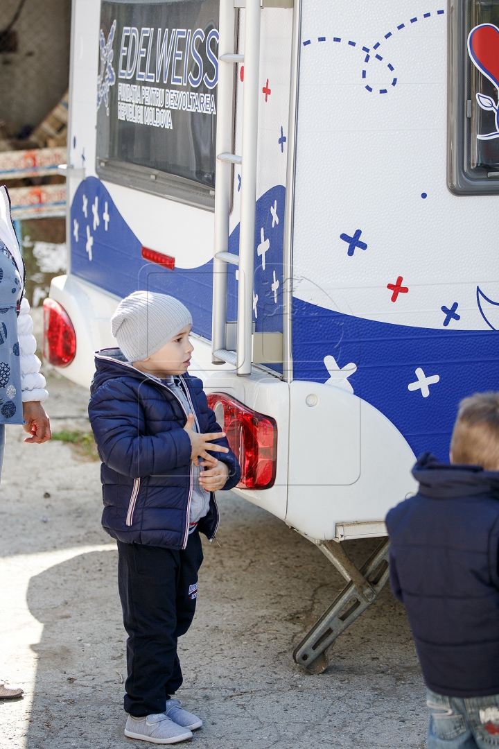 Campania "Renaște Moldova": Zeci de copii din Hâncești au fost examinați gratuit de medicii pediatri (FOTOREPORT)
