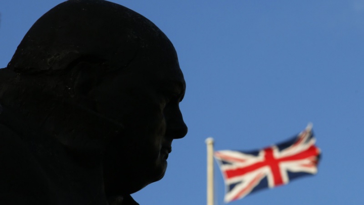 Protest inedit în Londra! Ce au făcut activiștii Greenpeace cu mai multe statuiete din oraș (FOTO)