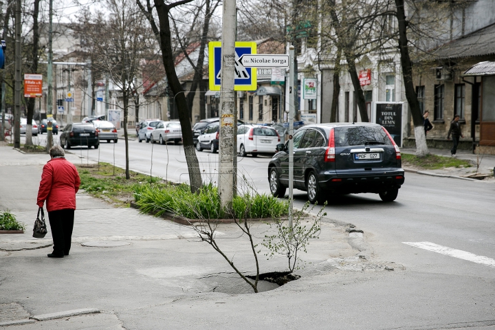 Minunea s-a produs! Craterul URIAŞ de pe strada Calea Ieşilor a ajuns în atenţia autorităţilor