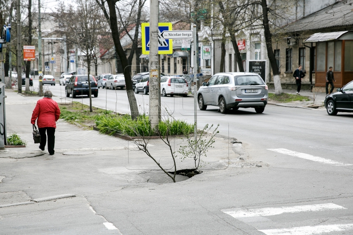 Minunea s-a produs! Craterul URIAŞ de pe strada Calea Ieşilor a ajuns în atenţia autorităţilor