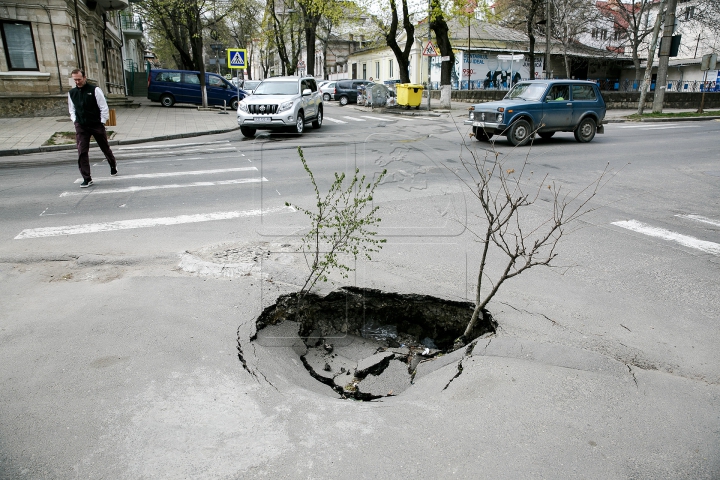 Minunea s-a produs! Craterul URIAŞ de pe strada Calea Ieşilor a ajuns în atenţia autorităţilor