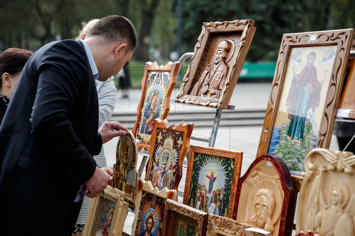 Talente în penitenciare. Obiecte religioase confecţionate de deţinuţi, scoase la vânzare (FOTOREPORT)