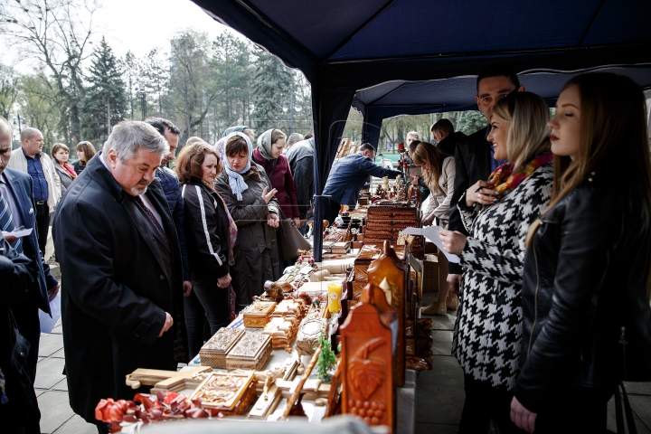 Talente în penitenciare. Obiecte religioase confecţionate de deţinuţi, scoase la vânzare (FOTOREPORT)