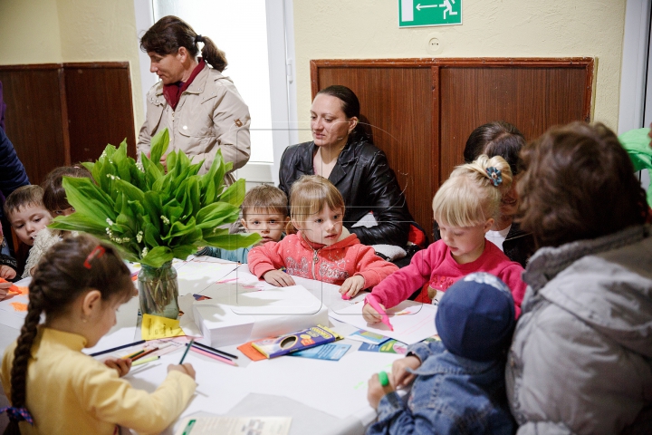 Cabinetul mobil de pediatrie "Renaşte Moldova" a ajuns la Cigârleni. Peste 100 de copii sunt examinaţi (FOTOREPORT)