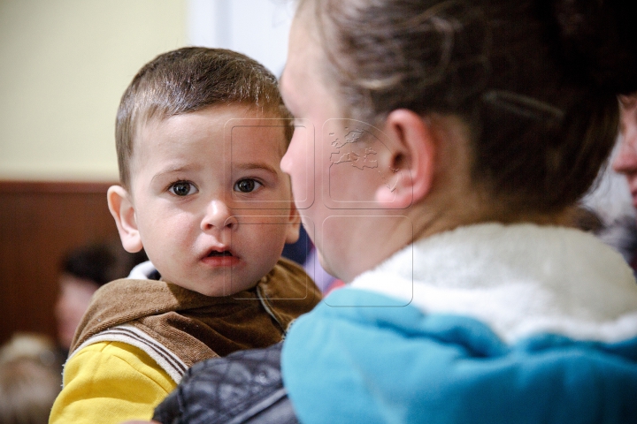 Cabinetul mobil de pediatrie "Renaşte Moldova" a ajuns la Cigârleni. Peste 100 de copii sunt examinaţi (FOTOREPORT)